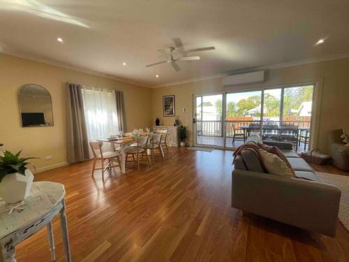 Award winning - Open plan Coastal Beauty in Patonga Beach - Pet Friendly