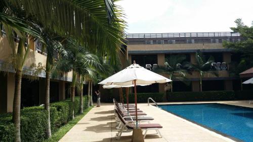 Schwimmbad, Naiyang Beach Hotel in Phuket