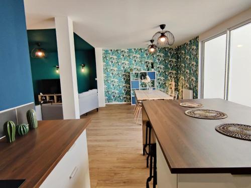 Chambre Crozon avec salle de bains privative dans une résidence avec salon et cuisine partagés