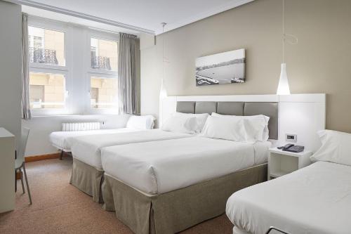 Deluxe Twin Room image 10