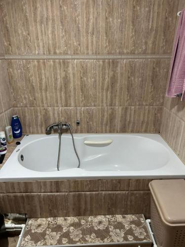 浴室, Nena in 大格拉迪斯泰