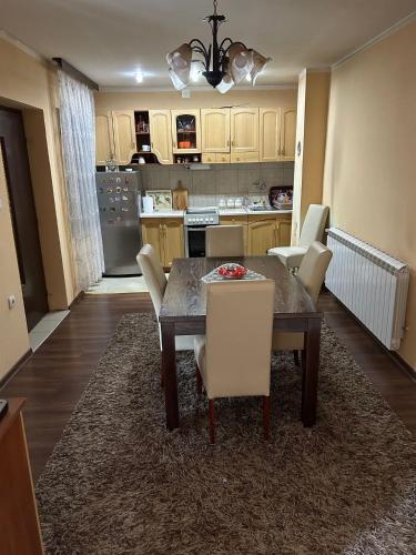 廚房, Nena in 大格拉迪斯泰