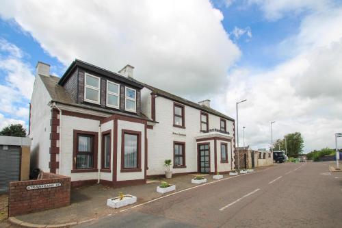 Lavish 2 bed sleeps 5 near Lanark