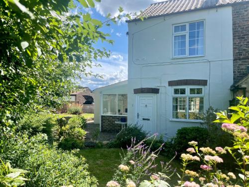 Railway Cottage - Pet friendly with parking