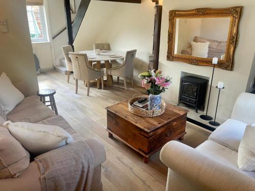 Railway Cottage - Pet friendly with parking