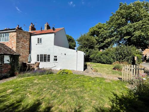 Railway Cottage - Pet friendly with parking