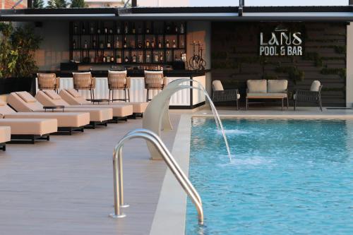 Паб, Lans Hotel in Саранда