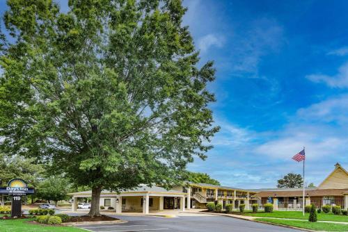 Days Inn & Suites by Wyndham Colonial in Williamsburg, USA