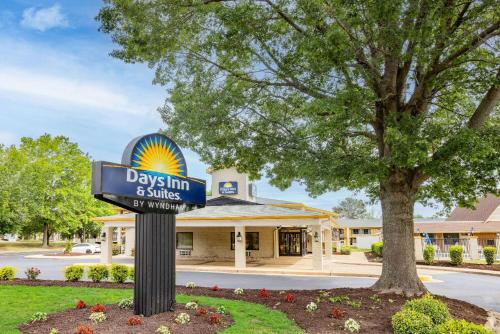 Days Inn & Suites by Wyndham Colonial