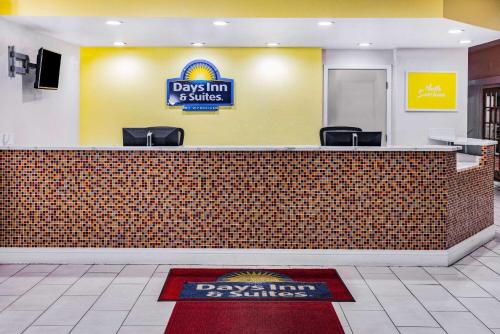 Days Inn & Suites by Wyndham Colonial