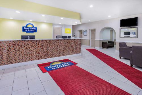 Days Inn & Suites by Wyndham Colonial