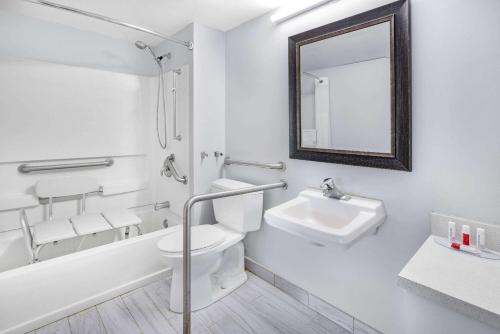Queen Room - Mobility Access/Non-Smoking