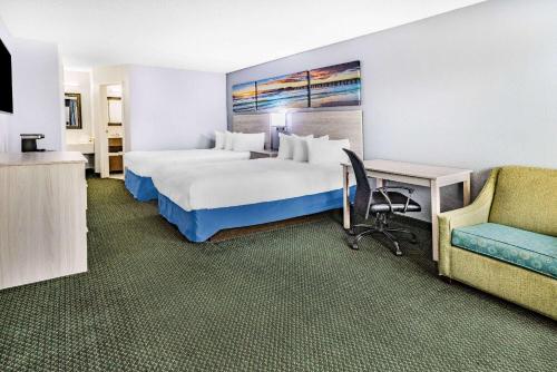 Days Inn & Suites by Wyndham Colonial