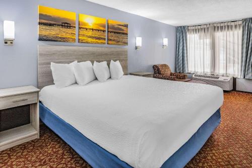 Days Inn & Suites by Wyndham Colonial