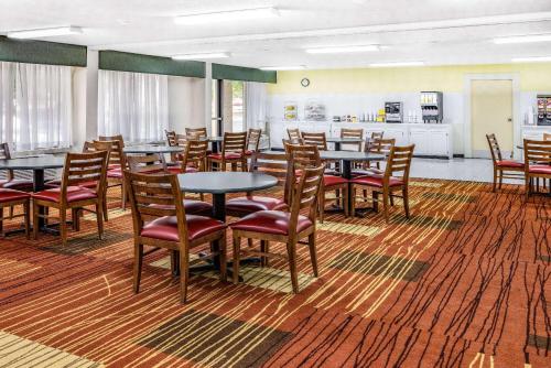 Days Inn & Suites by Wyndham Colonial