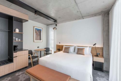1 queen bed, 2 twin beds