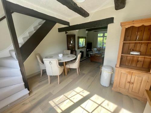 Railway Cottage - Pet friendly with parking