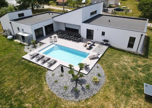 Villa de Groupe avec Piscine, Jacuzzi et Vue Nature