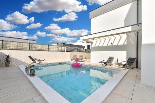 Jlo1 mit beheizbarem Pool, Peroj (foto 3)