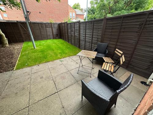 trädgård, Comfortable 3 Bed House with Garden & Parking in Mapperley