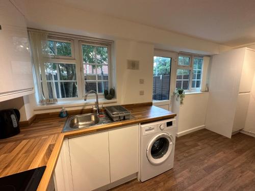 廚房, Comfortable 3 Bed House with Garden & Parking in 馬佩爾里
