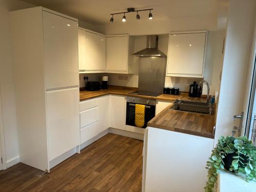 廚房, Comfortable 3 Bed House with Garden & Parking in 馬佩爾里