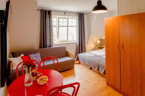 1 double bed, 2 twin beds