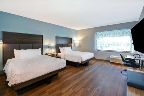 2 queen beds