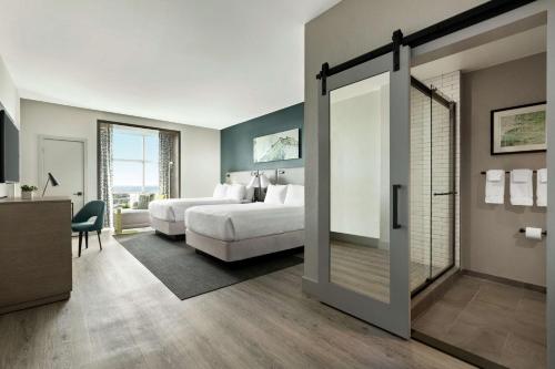 Double Room with City View image 2