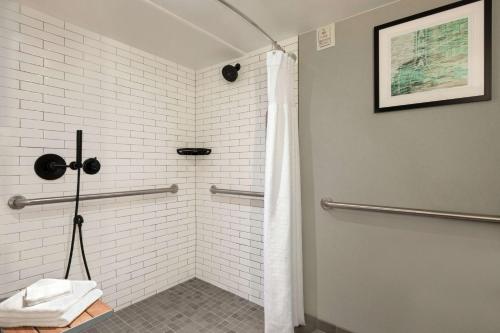 Double Room with Two Double Beds - Hearing Access image 4