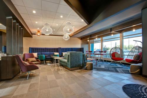 Lobby, Tru by Hilton Grand Prairie Dallas in Grand Prairie