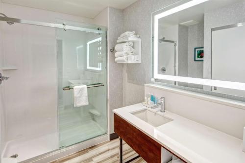 Hampton by Hilton Encinitas-Cardiff Beach Area Room Type - King Room with Sofa Bed - Non-Smoking