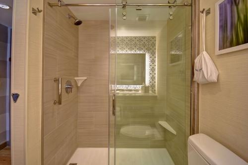 DoubleTree by Hilton Virginia Beach Oceanfront South Room Type - King Room with Balcony - Ocean Front
