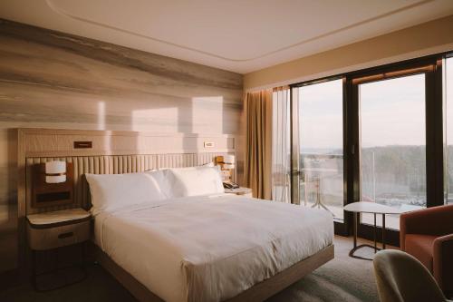 King Guest Room with Balcony and Partial Sea View