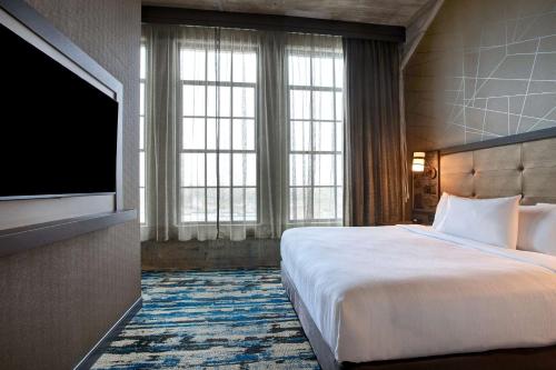 474920122 Embassy Suites By Hilton Rockford Riverfront