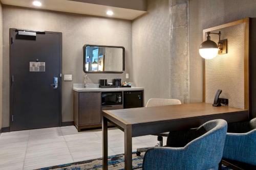 474920147 Embassy Suites By Hilton Rockford Riverfront