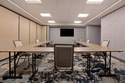 474920196 Embassy Suites By Hilton Rockford Riverfront