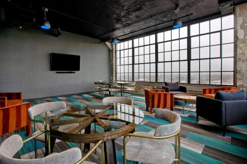 Pub/Lounge, Embassy Suites Rockford Riverfront in Rockford (IL)