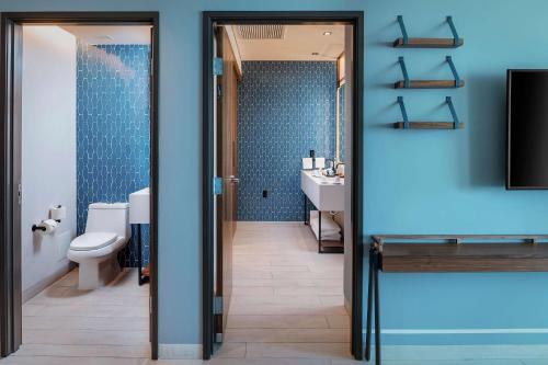 King Suite with Panoramic View image 7