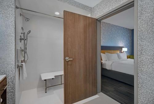 King Suite with Roll-In Shower - Non Smoking