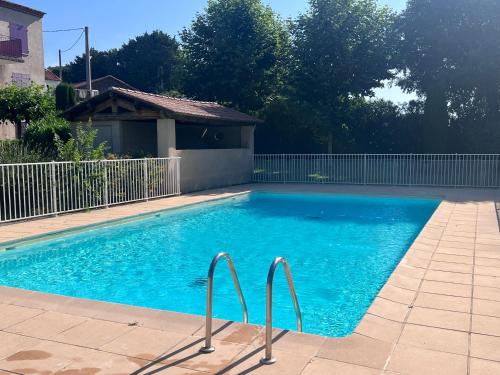 Appartement T2 avec jardin privé, piscine et barbecue, Var
