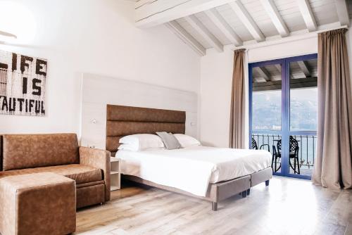 Camera, Bella Hotel & Restaurant with private dock for mooring boats in San Felice del Benaco