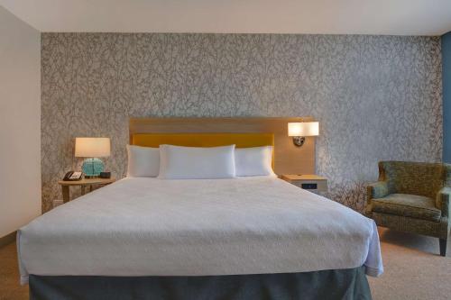 King Suite with Bath Tub - Disability Access/Non-Smoking  image 2