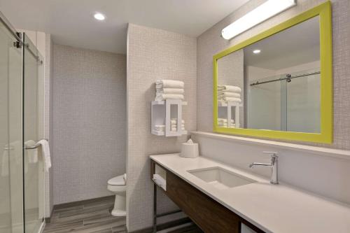King Room with Mini Fridge - Non-Smoking image 1