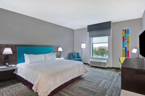 King Suite with Roll-In Shower - Mobility and Hearing Access/Non-Smoking image 2