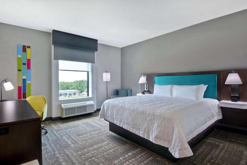 King Room with Mini Fridge - Non-Smoking image 7