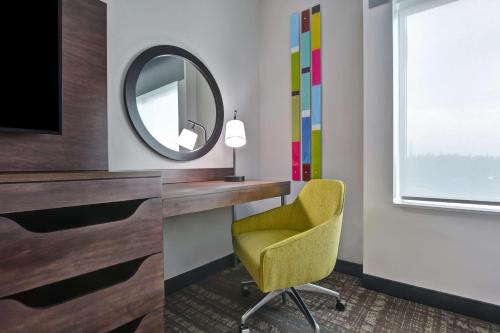 King Suite with Roll-In Shower - Mobility and Hearing Access/Non-Smoking image 5