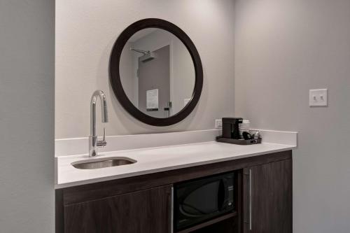 King Studio Suite - Non-Smoking image 6