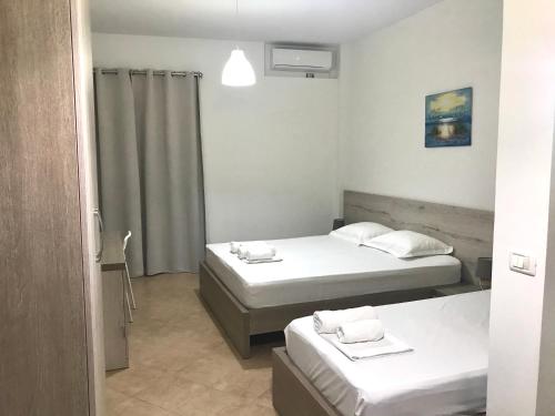 1 king bed, 1 twin bed
