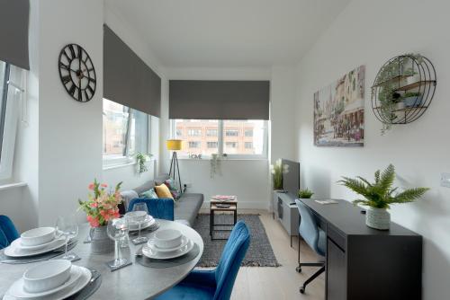 Deluxe 2 Bed, 2 Bathroom Milton Keynes Apartment Within Walking Distance To Train Station And City C - Milton Keynes